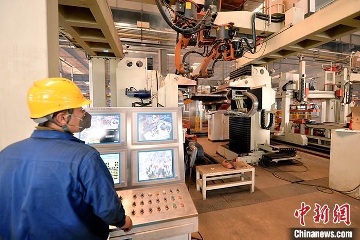 資料圖：車間內工作人員進行機器操作。a target='_blank' href='http://www.chinanews.com/'中新社/a記者 李佩珊 攝
