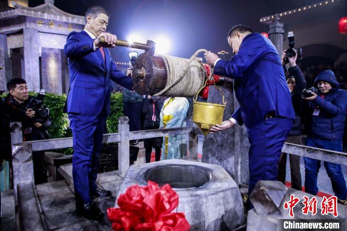 在山東東阿古城封存了一年的古阿井又在同一時刻解封開啟，人們對冬至文化的遙遠回憶再度被喚起。趙曉 攝
