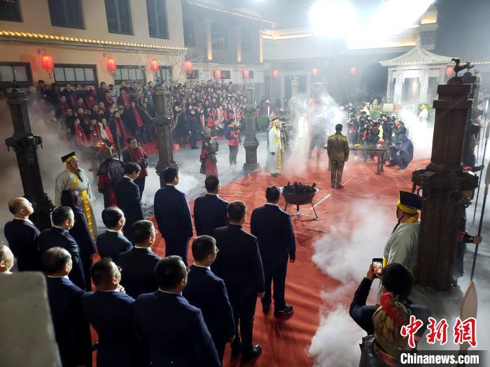 “己亥年冬至日夜……”古老的更聲，提醒又是一年歲寒。冬至取水煉膠儀式當(dāng)晚在山東東阿舉行。邱江波攝