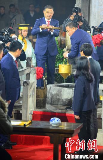 開古阿井，取阿井水。邱江波 攝