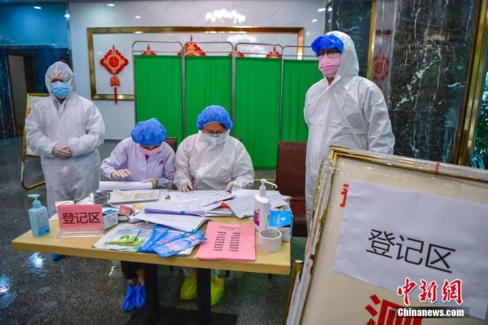 1月27日，記者探訪?？谑着嗅t(yī)學(xué)觀察點(diǎn)，身著防護(hù)服的醫(yī)護(hù)人員正在忙碌。為積極應(yīng)對(duì)疫情，海口市設(shè)置8個(gè)留觀點(diǎn)，對(duì)湖北省過海登島旅客進(jìn)行集中醫(yī)學(xué)觀察。觀察點(diǎn)現(xiàn)場(chǎng)秩序井然，醫(yī)護(hù)人員、公安干警、志愿者等工作人員各司其職，為留觀人員提供服務(wù)。a target='_blank' href='http://www.chinanews.com/'中新社/a記者 駱云飛 攝