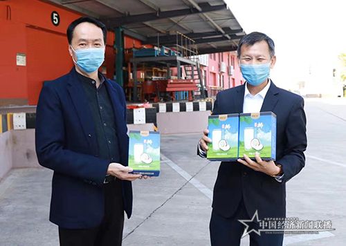 南國集團劉漢惜董事長（右）組織南囯食品送到三亞.jpg