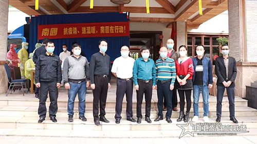 海南省湖北商會三亞分會負責人接受捐贈食品.jpg