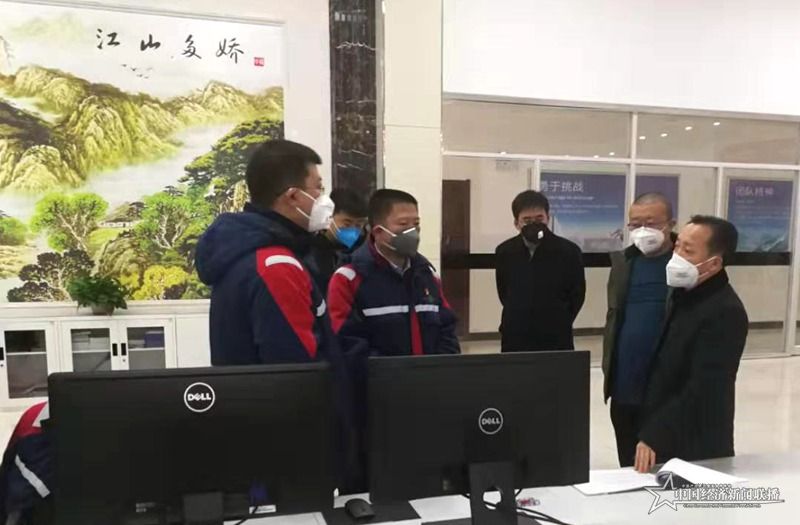 1月30日（初六）壽陽縣應(yīng)急管理局局長李玉峰（右一）、副局長姜扣生（右三）、?；O(jiān)管股股長付永明（右二）帶隊(duì)到陽煤集團(tuán)壽陽化工有限責(zé)任公司，對春節(jié)期間應(yīng)急值守情況和新型冠狀病毒感染的肺炎疫情防控情況進(jìn)行督導(dǎo)檢查。陽煤集團(tuán)壽陽化工總工程師白華和安全部部長程君維對情況進(jìn)行匯報(bào)。.jpg