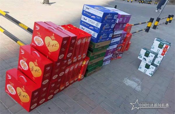 青海道遠(yuǎn)環(huán)?？萍加邢薰军h支部慰問社區(qū)工作者 (8).jpg