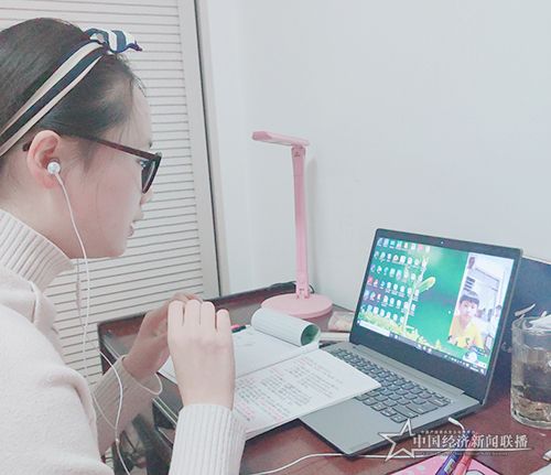志愿者劉琳奇線上輔導(dǎo)一線醫(yī)護(hù)人員子女.jpg