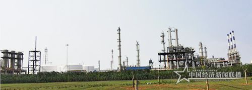 海南省東方市工業(yè)園總占地193.5畝的東方德森能源有限公司廠區(qū)，擁有20萬噸年碳四烷基化裝置、40萬噸廢硫酸回收裝置等大型化工生產(chǎn)設(shè)備.jpg