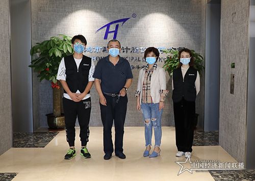 中國經(jīng)濟(jì)新聞聯(lián)播《疫情下·直通海南自貿(mào)港》欄目報道組走進(jìn)海南天鴻市政設(shè)計股份有限公司（左二為董事長柏斌）.jpg