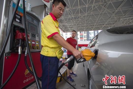 山西太原，加油站工作人員正在給車輛加油。張云 攝
