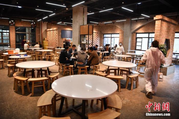 3月13日，昆明市民在一家餐飲店內(nèi)就餐。昆明市應(yīng)對(duì)新型冠狀病毒感染肺炎疫情工作領(lǐng)導(dǎo)小組指揮部12日發(fā)布通告，決定自3月13日零時(shí)起，恢復(fù)昆明市餐飲單位廳面服務(wù)。a target='_blank' href='http://www.chinanews.com/'中新社/a記者 劉冉陽 攝