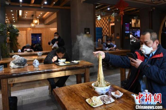 資料圖：疫情期間，蘭州市民品嘗牛肉面。楊艷敏 攝