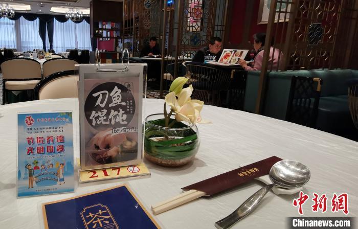 資料圖：上海一家餐館內(nèi)，桌上擺放著公勺公筷。湯彥俊 攝