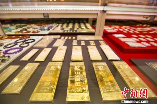 資料圖：山西太原，金店陳列的金條。張?jiān)?攝