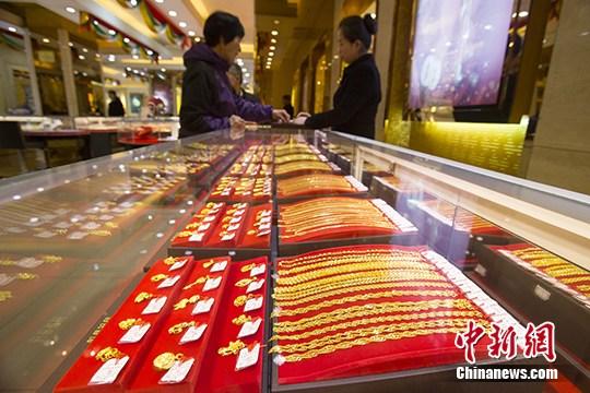 資料圖：山西太原一金店，員工展示黃金飾品。 a target='_blank' href='http://www.chinanews.com/'中新社/a記者 張?jiān)?攝