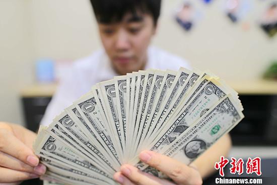 資料圖：銀行工作人員正在清點(diǎn)貨幣。 a target='_blank' href='http://www.chinanews.com/'中新社/a記者 張?jiān)?攝