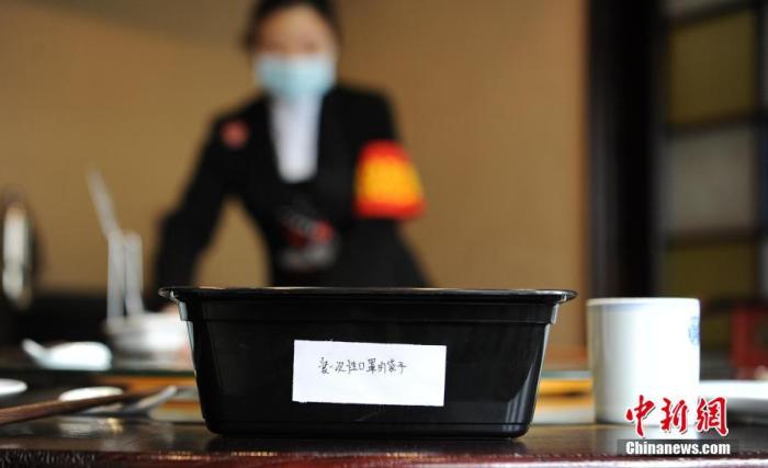 資料圖：一家餐飲店為食客準(zhǔn)備了存放一次性口罩的塑料袋。a target='_blank' href='http://www.chinanews.com/'中新社/a記者 劉忠俊 攝