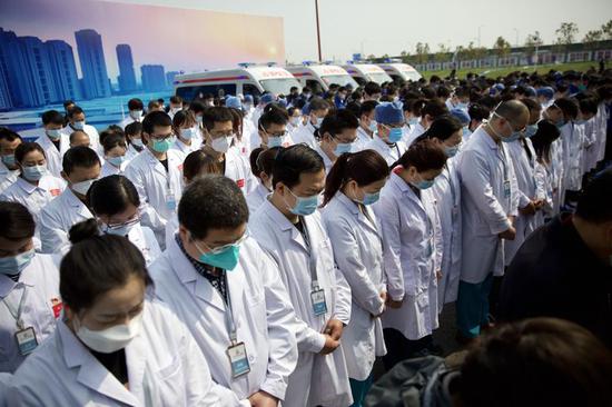 武漢雷神山醫(yī)院的醫(yī)務(wù)人員、志愿者等近500人在雷神山醫(yī)院廣場(chǎng)默哀。