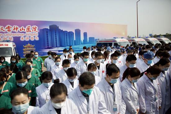 武漢雷神山醫(yī)院的醫(yī)務(wù)人員、志愿者等近500人在雷神山醫(yī)院廣場(chǎng)默哀。