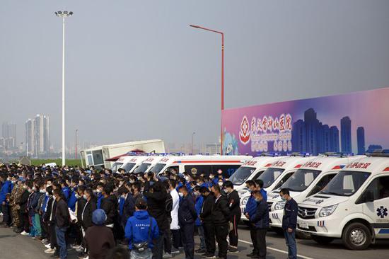 武漢雷神山醫(yī)院的醫(yī)務(wù)人員、志愿者等近500人在雷神山醫(yī)院廣場(chǎng)默哀。