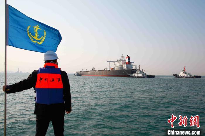 超大型油輪“優(yōu)益”輪在青島海事部門的護航下安全靠泊青島港黃島碼頭。馬桂山 攝