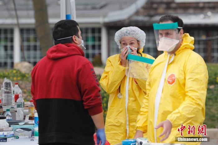 資料圖：美國紐約州拿騷縣的一處醫(yī)療中心戶外停車場正在進(jìn)行免下車新冠病毒檢測。 a target='_blank' href='http://www.chinanews.com/'中新社/a記者 廖攀 攝