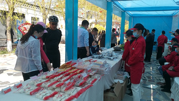 游客選購特色農(nóng)產(chǎn)品  劉和平 攝.jpg