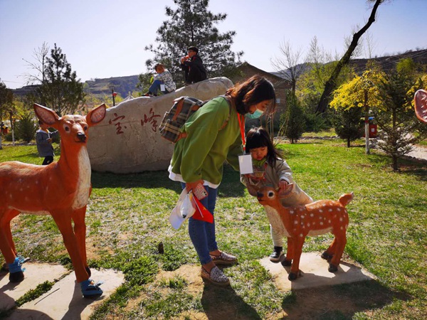 親近自然 體驗(yàn)樂趣  高小明 攝.jpg