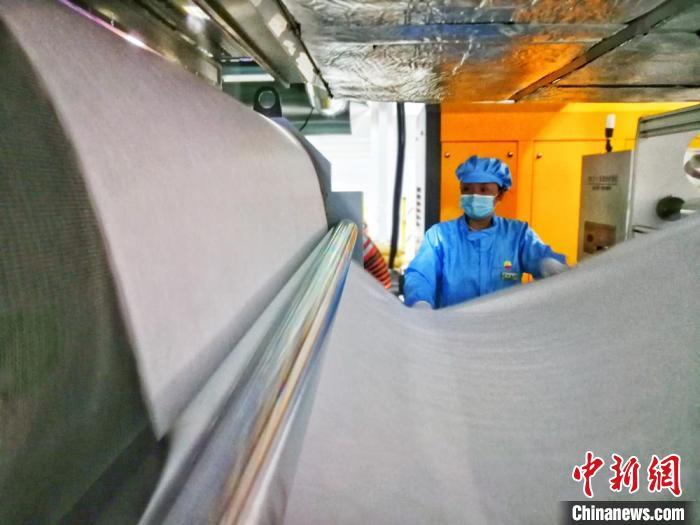 資料圖：4月15日21時許，甘肅省首條熔噴布生產(chǎn)線在中國石油蘭州石化公司建成，產(chǎn)品順利下線。劉延治 攝