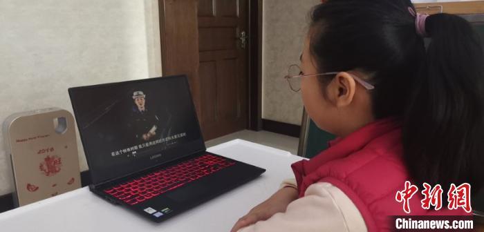 居家上網(wǎng)課的學(xué)生在線學(xué)習(xí)交通安全常識(shí)。太谷交警供圖