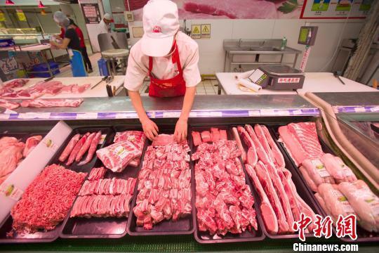 資料圖：超市員工在整理豬肉。張云 攝
