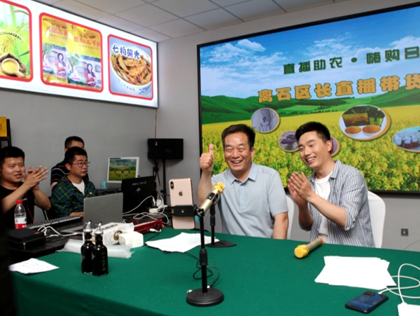 圖為區(qū)長直播惹圍觀   高小明攝.jpg