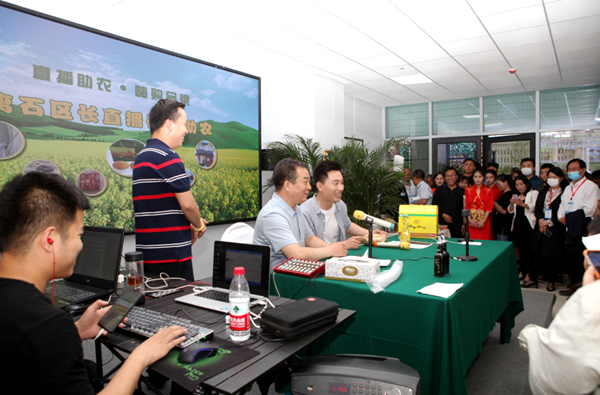 圖為區(qū)長直播惹圍觀   高小明攝.png