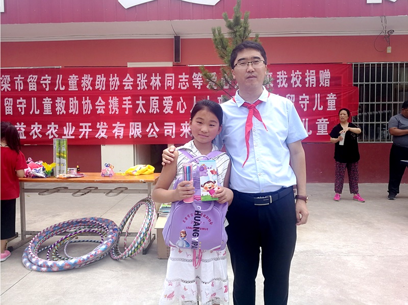 呂梁市留守兒童救助協(xié)會(huì)捐贈(zèng)愛(ài)心并看望留守兒童.jpg