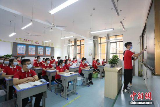 資料圖：湖北省宜昌市初三年級(jí)5月18日統(tǒng)一復(fù)學(xué)復(fù)課，圖為學(xué)生在課堂上。 王康榮 攝