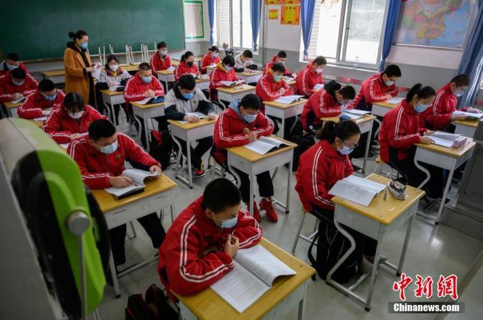 資料圖：4月25日，山西太原平民中學(xué)初三年級(jí)學(xué)生返校后在教室上課。當(dāng)日，山西省太原市初三年級(jí)正式開學(xué)復(fù)課。 a target='_blank' href='http://www.chinanews.com/'中新社/a記者 韋亮 攝