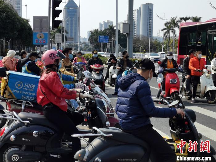 資料圖：廣西南寧一交通要道等候紅綠燈的電動(dòng)自行車。 蔣雪林 攝