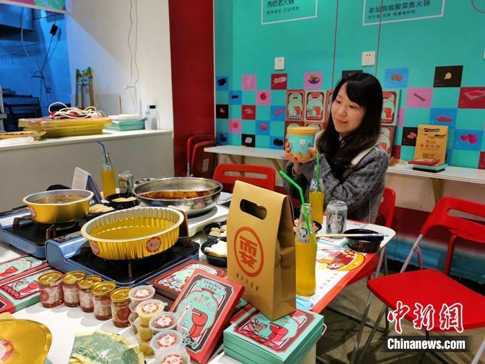 資料圖：主播在“吃播”。圖片來源：淘寶直播