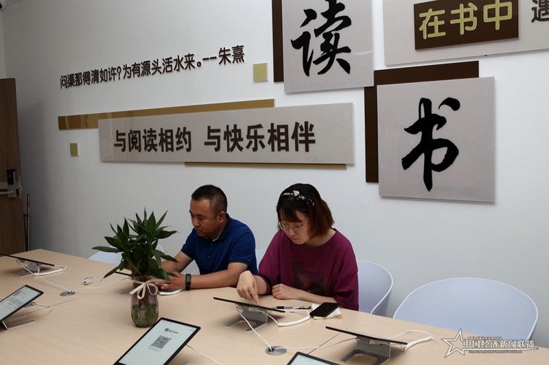 居民在鳳山街道生態(tài)園社區(qū)歌德機(jī)上掃碼讀書 吳旭軍攝.JPG