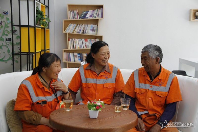 社區(qū)茶吧成為環(huán)衛(wèi)工人的愛心驛站。 任建忠攝1.JPG