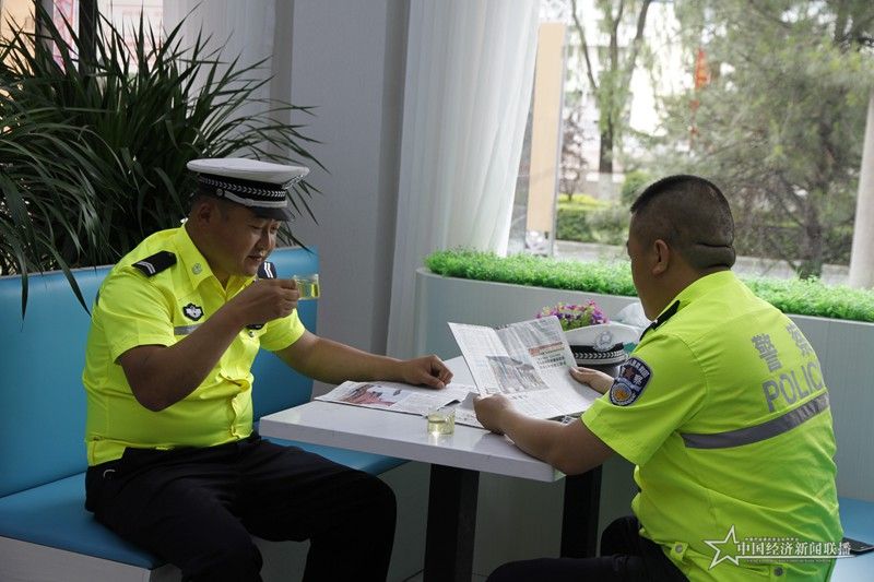 社區(qū)成為轄區(qū)執(zhí)勤交警的“休憩站” 任建忠攝.JPG