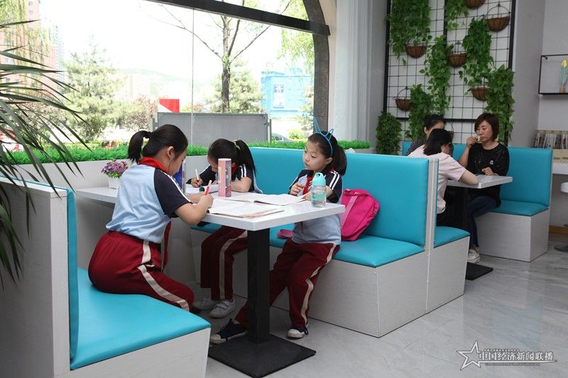 濱河街道麗景街社區(qū)成為孩子們做作業(yè)的好去處 高小明攝.JPG