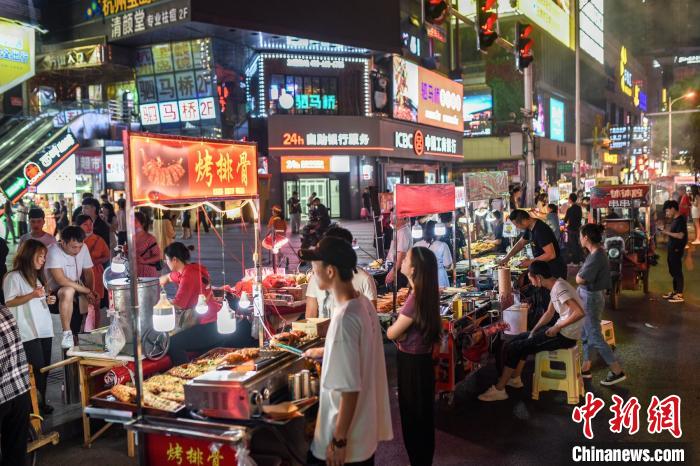 美食攤是人氣最高的地方。鄭曉光 攝