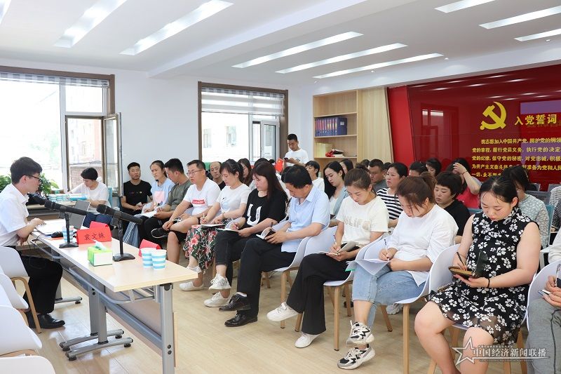 培訓(xùn)課上,網(wǎng)格員認(rèn)真聽講 張晉晉攝.jpg