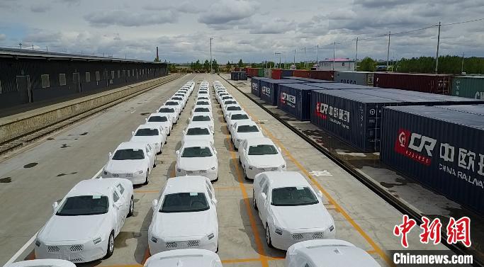 圖為準(zhǔn)備裝車的汽車。哈鐵提供