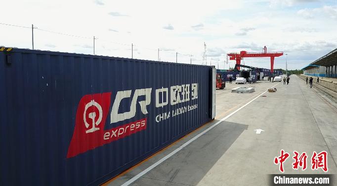 圖為準(zhǔn)備裝車的汽車。哈鐵提供