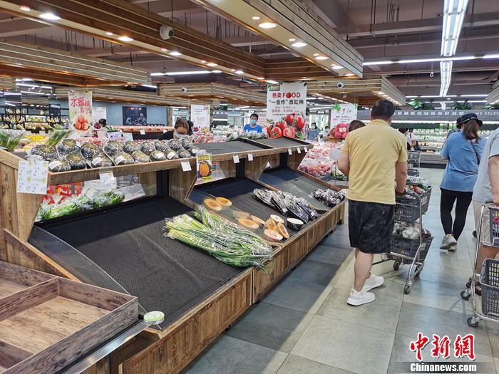 資料圖：顧客在超市買菜。a target='_blank' href='http://www.chinanews.com/' 中新網(wǎng)/a記者 李金磊 攝
