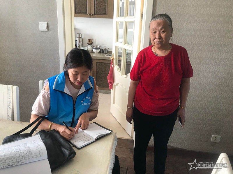 圖為蓮花池麗景街社區(qū)社區(qū)網(wǎng)格員走訪排查入戶中。王燕華攝.jpg