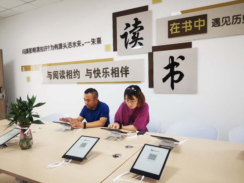 今年來，離石區(qū)充分利用“互聯(lián)網(wǎng)+”，為社區(qū)配置了歌德機(jī)、超星電子閱讀本等設(shè)備，提升社區(qū)“智慧性”。電子閱讀本可供居民在線閱讀內(nèi)容豐富的期刊、雜志、小說等各類書籍，并通過“云書簽”模式收藏瀏覽記錄，方便下次閱讀。圖為鳳山街道生態(tài)園社區(qū)電子閱覽室內(nèi)居民使用電子閱讀本閱讀書籍。王燕華攝.jpg