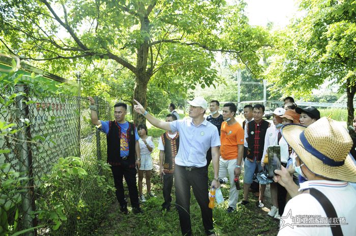 古草堂董事長胡理壯為學員科普儋州熱帶植物園_1.jpg