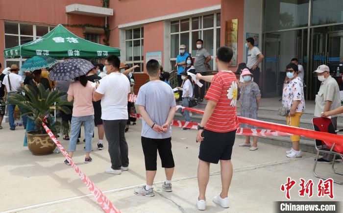 圖為當(dāng)?shù)厥忻衽抨?duì)進(jìn)行核酸檢測(cè)。楊毅 攝